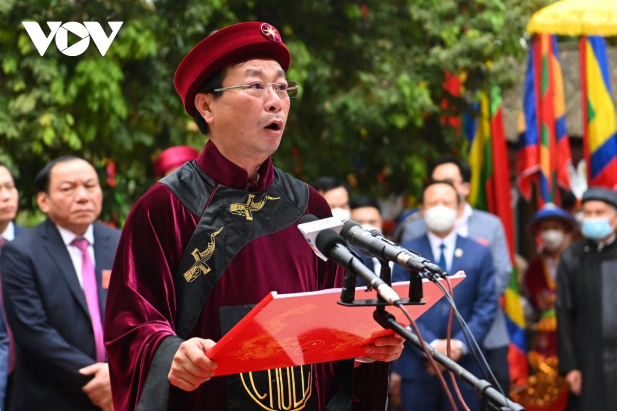 Chủ tịch nước Nguyễn Xuân Phúc dâng hương tưởng niệm các Vua Hùng