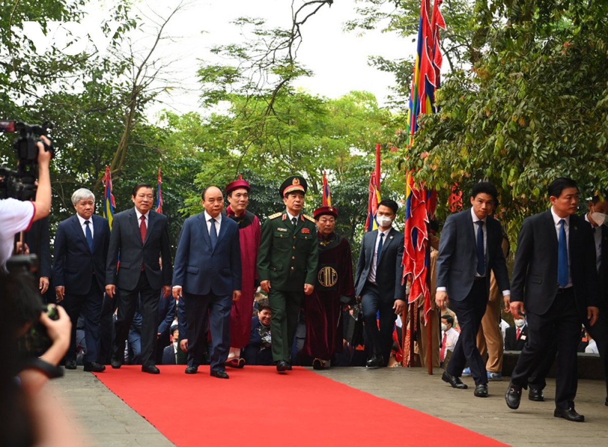 Chủ tịch nước Nguyễn Xuân Phúc dâng hương tưởng niệm các Vua Hùng