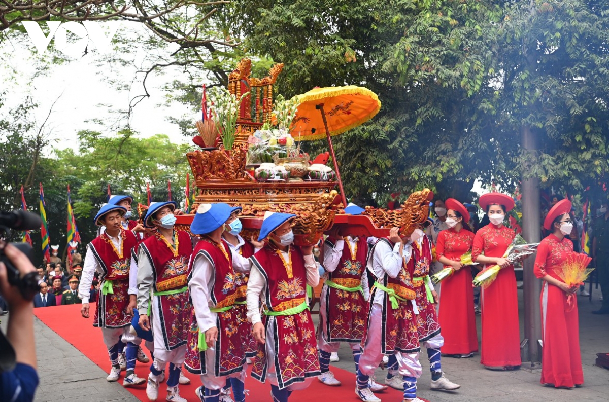 Chủ tịch nước Nguyễn Xuân Phúc dâng hương tưởng niệm các Vua Hùng