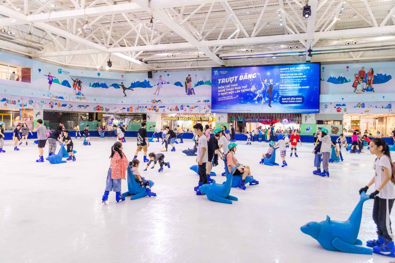 Trượt băng là 1 trong những hoạt động rất được yêu thích vào dịp nghỉ lễ tại TTTM Vincom.