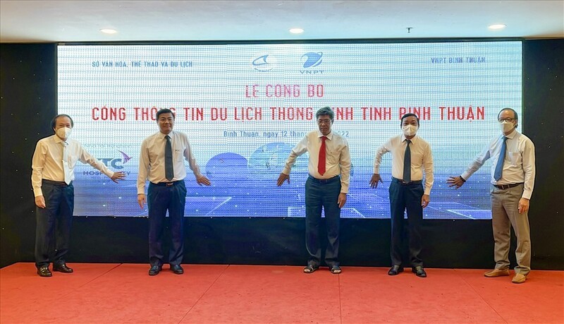 Thực hiện nghi thức kích hoạt Cổng Thông tin du lịch thông minh Bình Thuận. Ảnh: DT Thực hiện nghi thức kích hoạt Cổng Thông tin du lịch thông minh Bình Thuận. Ảnh: DT