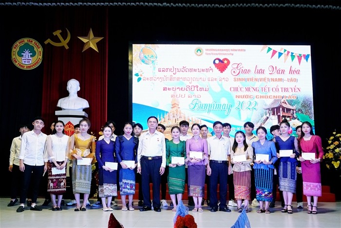 Đại biểu tặng quà cho sinh viên Lào.