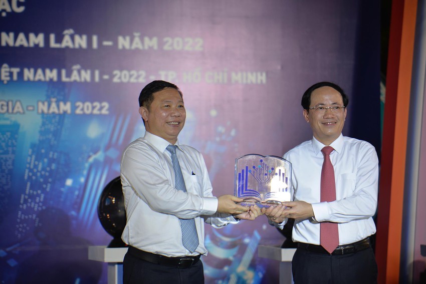 Tặng biểu trưng Ngày sách và Văn hoá đọc Việt Nam cho Bộ Thông tin và Truyền thông.