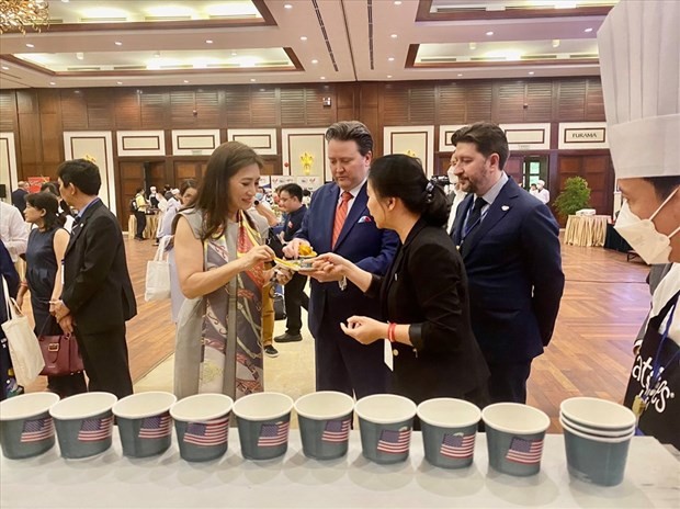Đại sứ Hoa Kỳ Marc Knapper thưởng thức các món ăn được chế biến từ nông sản Hoa Kỳ tại Đà Nẵng, ngày 22/4/2022. (Nguồn: laodong.vn)
