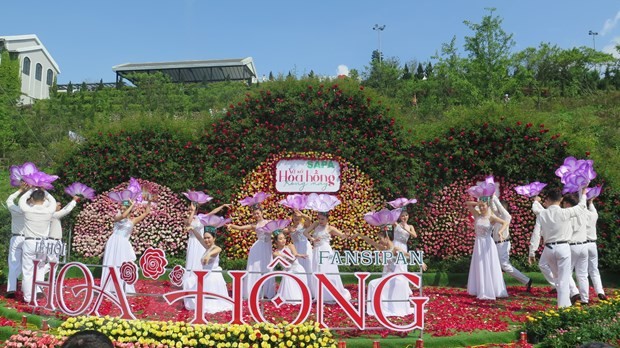 Hoạt động văn hóa, nghệ thuật tại lễ hội. (Ảnh: Hồng Ninh/TTXVN)