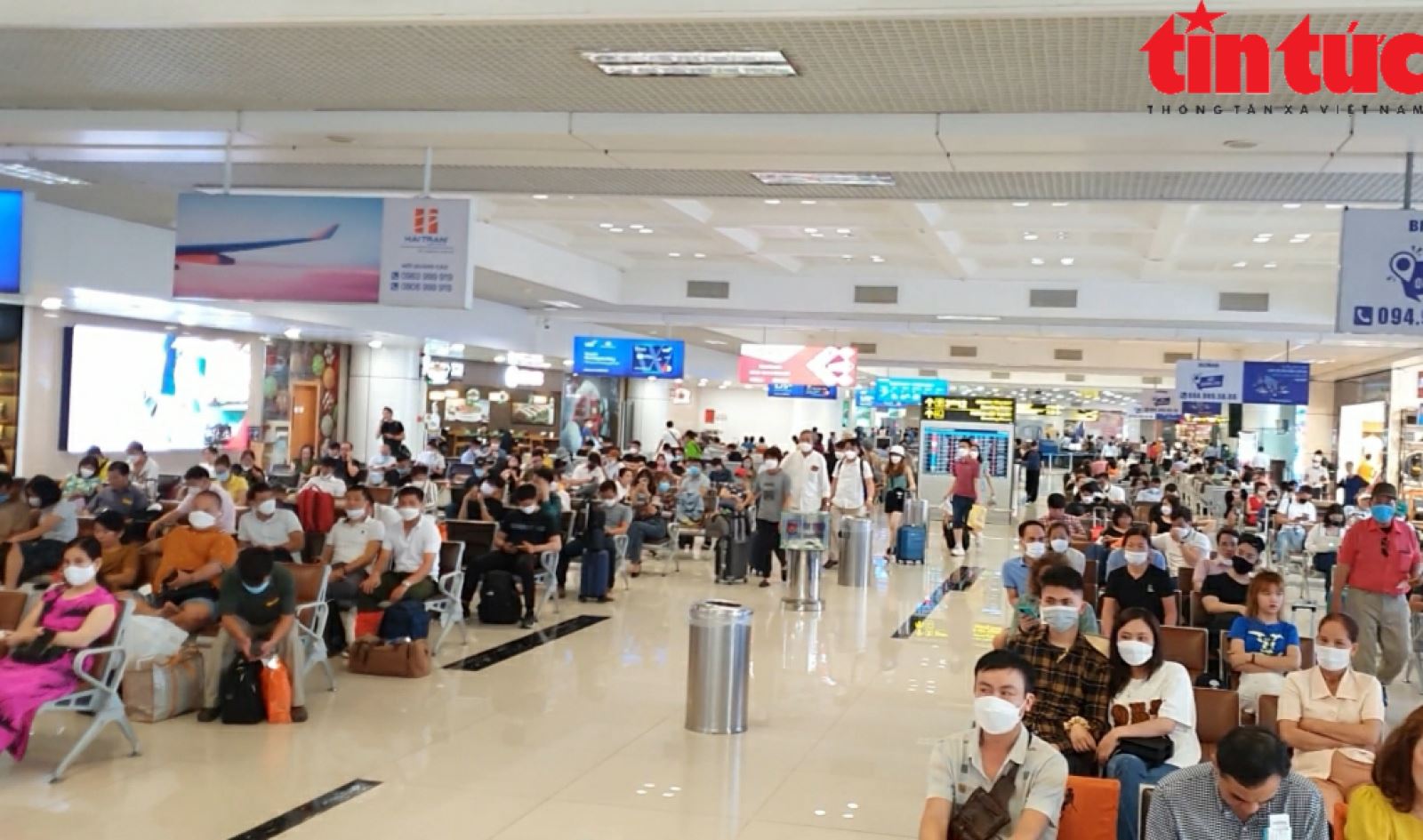 Sân bay Nội Bài tăng đột biến khách ngày 29/4, đạt mốc lịch sử trước dịch Chú thích ảnh