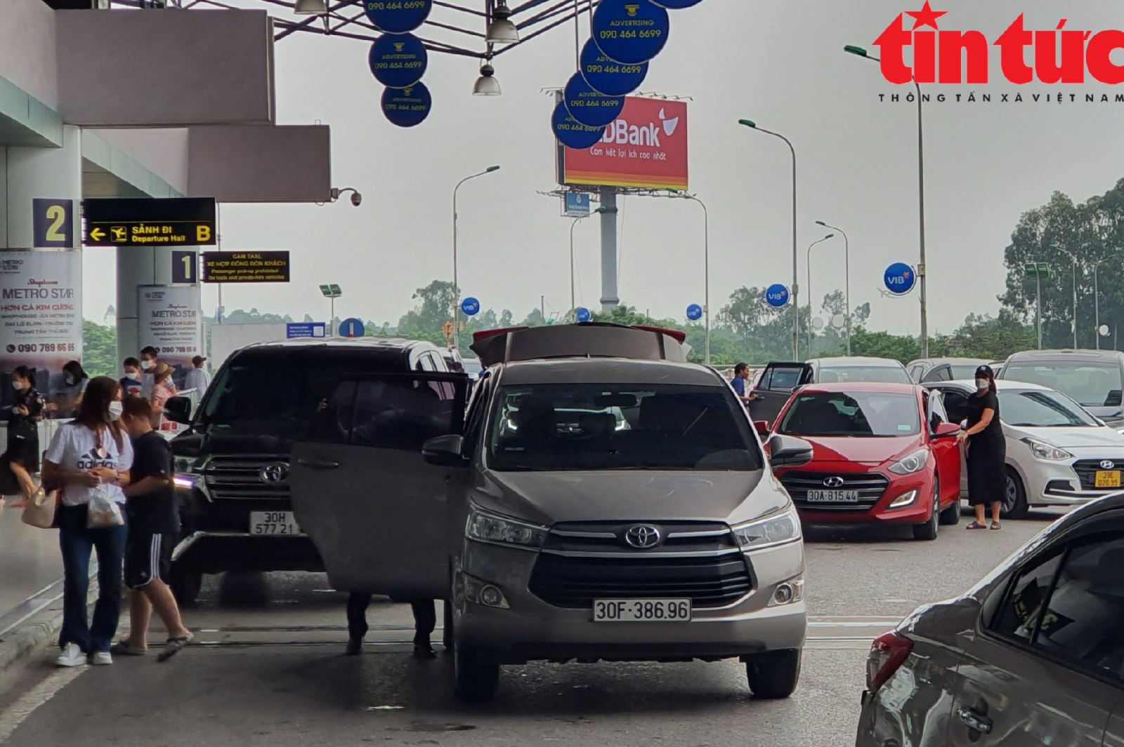 Sân bay Nội Bài tăng đột biến khách ngày 29/4, đạt mốc lịch sử trước dịch Chú thích ảnh