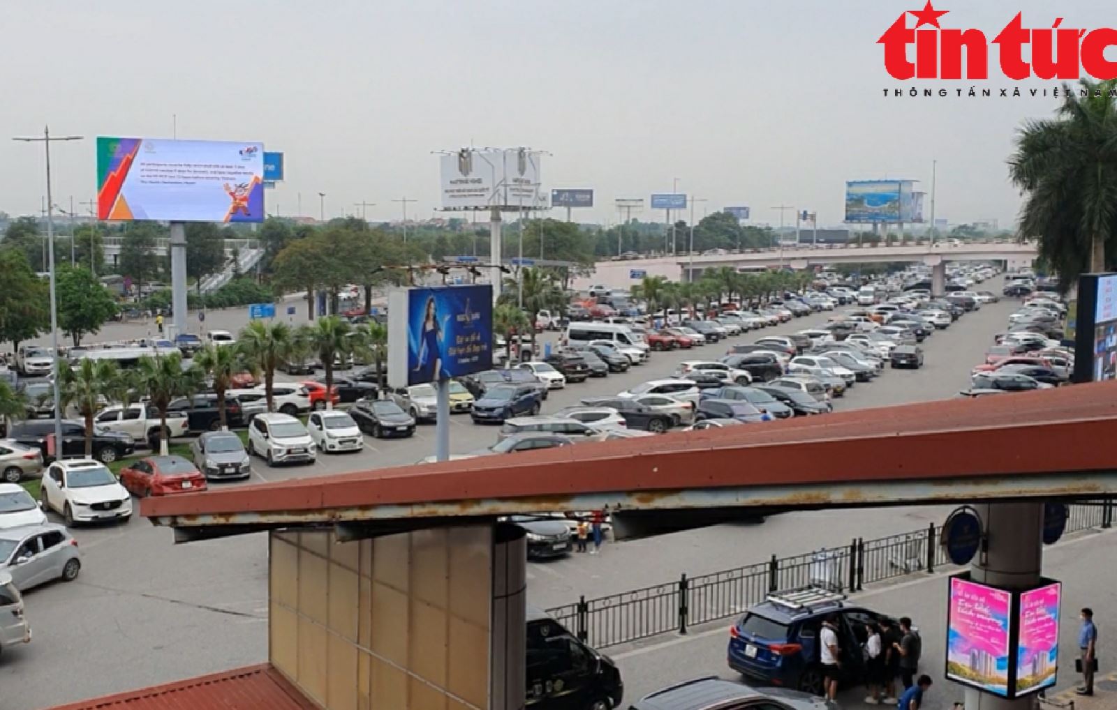 Sân bay Nội Bài tăng đột biến khách ngày 29/4, đạt mốc lịch sử trước dịch Chú thích ảnh