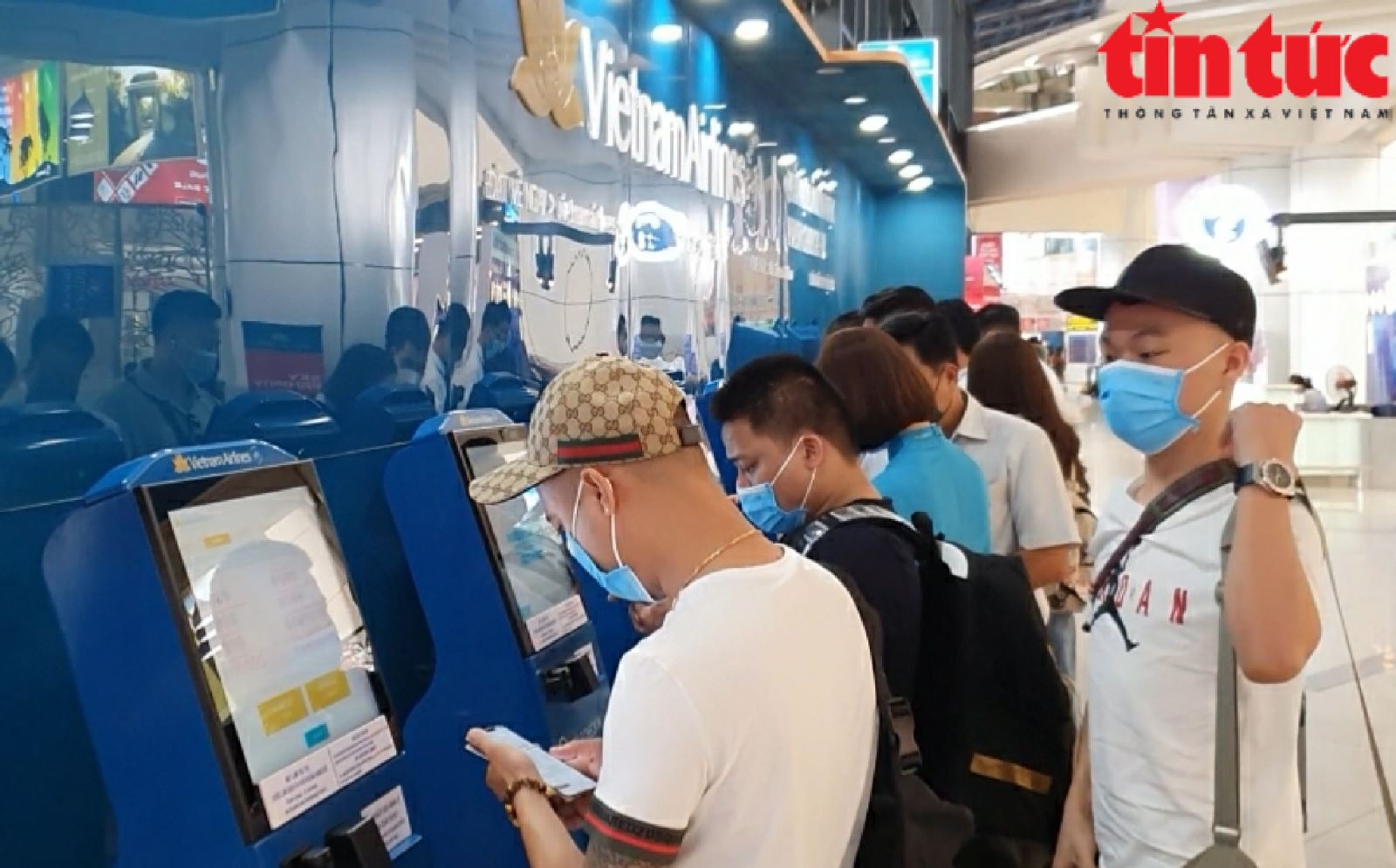 Sân bay Nội Bài tăng đột biến khách ngày 29/4, đạt mốc lịch sử trước dịch Chú thích ảnh