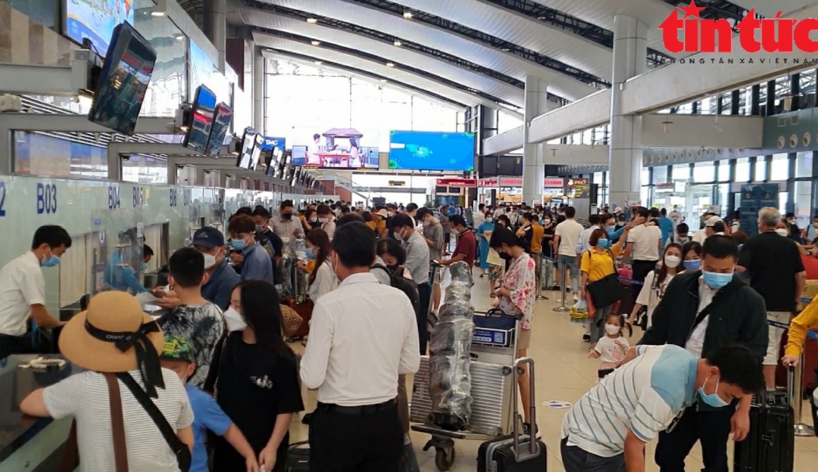 Sân bay Nội Bài tăng đột biến khách ngày 29/4, đạt mốc lịch sử trước dịch Chú thích ảnh