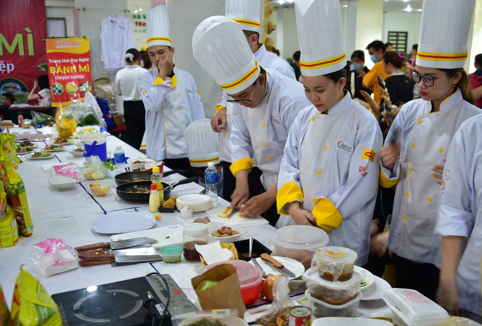 Công diễn 105 món ăn kèm bánh mì tại Lễ hội Bánh mì Việt Nam Chú thích ảnh