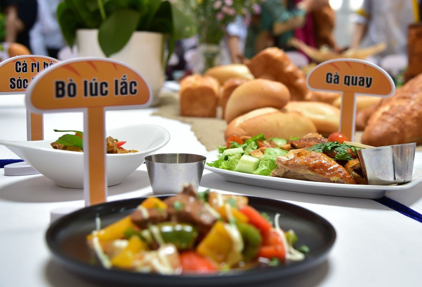 Công diễn 105 món ăn kèm bánh mì tại Lễ hội Bánh mì Việt Nam Chú thích ảnh