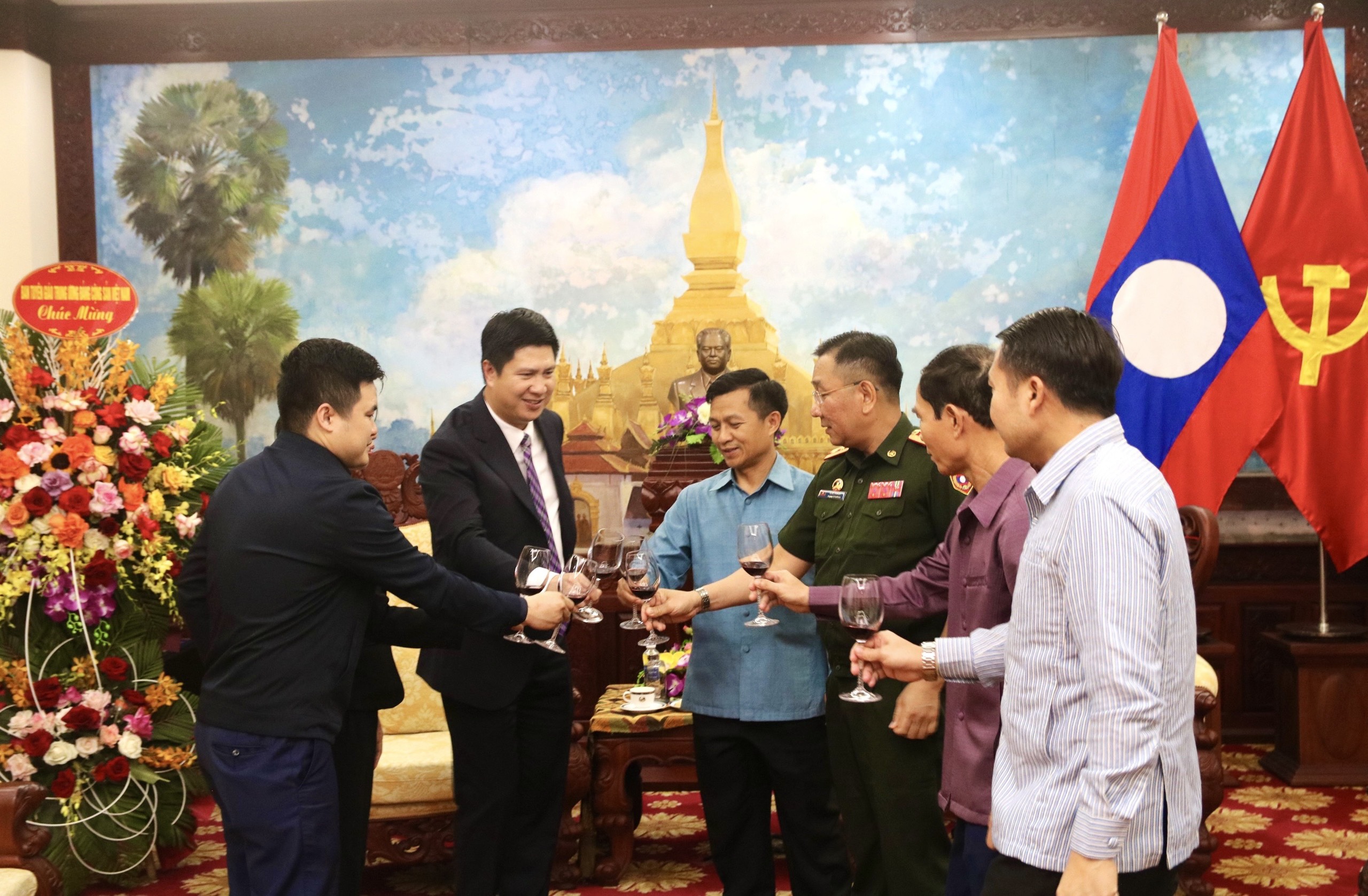 Đồng chí Nguyễn Quế Lâm, Vụ Trưởng Vụ Thông tin Đối ngoại và Hợp tác Quốc tế, Ban Tuyên giáo Trung ương chúc mừng đồng chí Chăn Thạ Phon Khăm Mạ Ni Chăn, Phó Đại sứ nước CHDCND Lào tại Việt Nam cùng toàn thể cán bộ, , nhân viên Đại sứ quán Lào tại Việt Nam nhân dịp Tết cổ truyền Bun Pi May của Lào. (Ảnh: TA)
