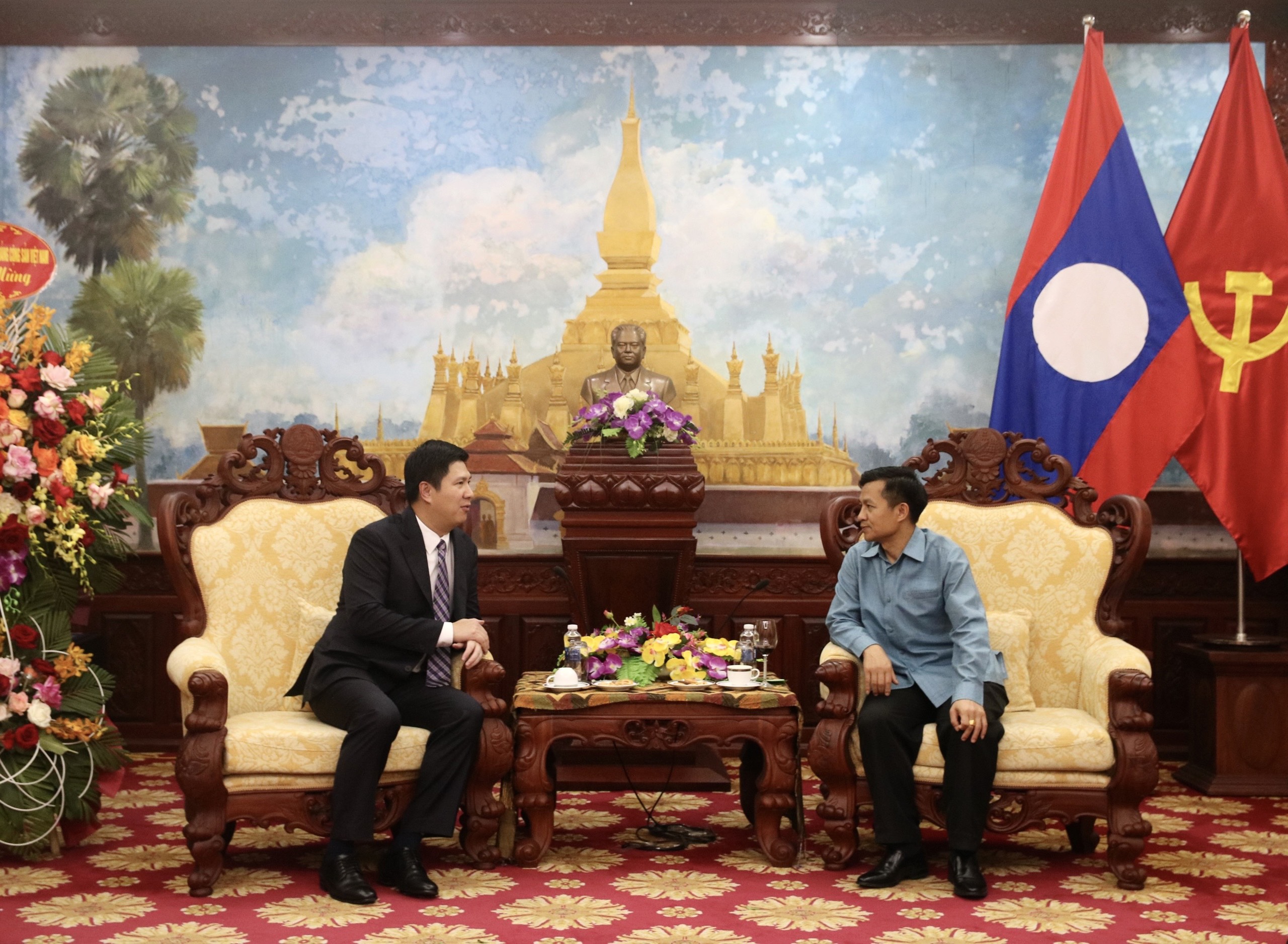 Đồng chí Nguyễn Quế Lâm, Vụ Trưởng Vụ Thông tin Đối ngoại và Hợp tác Quốc tế, Phó Trưởng ban chuyên trách Ban Chỉ đạo Công tác thông tin đối ngoại gửi lời thăm hỏi, mừng cán bộ, nhân viên Đại sứ quán Lào tại Việt Nam nhân dịp Tết cổ truyền Bun Pi May của Lào. (Ảnh: TA)