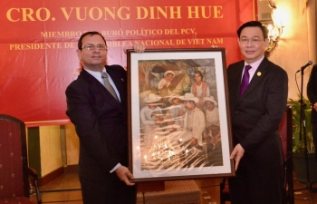 Chủ tịch Quốc hội Vương Đình Huệ gặp Viện Cuba hữu nghị với các dân tộc