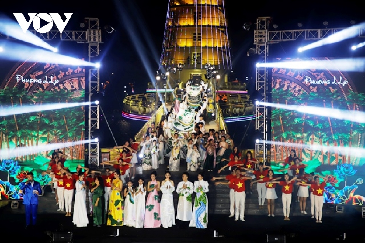 xac lap ky luc ao dai non song gam voc dai nhat viet nam tai le hoi Den hung 2023 hinh anh 1