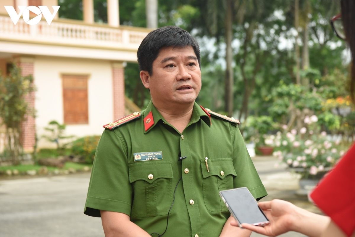 Thượng tá Nguyễn Đức Phương, Giám thị Trại giam Vĩnh Quang trao đổi với PV VOV.VN
