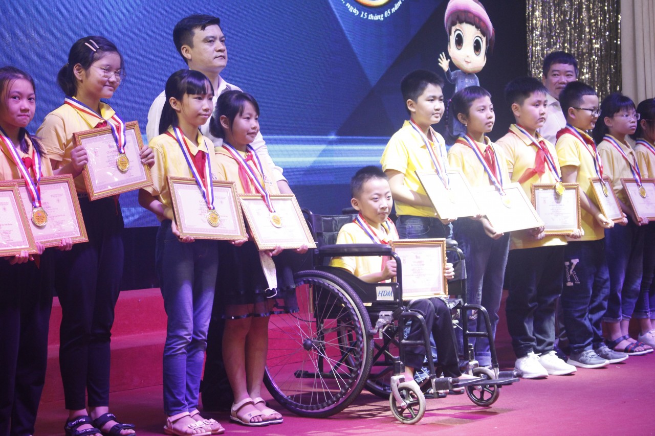 Về dự Hội thi Đình năm nay, Trạng Nguyên Tiếng Việt đón những em học sinh rất đặc biệt, những nghị lực phi thường đã ngồi xe lăn đến tham dự hội thi Đình.