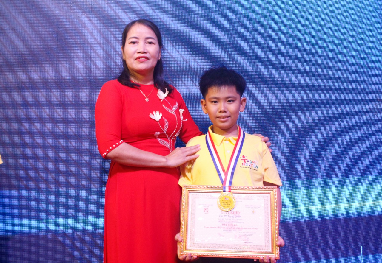 Không quản ngại đường sá xa xôi để dẫn em Hồ Trọng Quân đi thi, cô Trần Thị Lân, giáo viên chủ nhiệm lớp 4A trường Tiểu học số 1 Thanh An, huyện Cam Lộ, tỉnh Quảng Trị bày tỏ sự vui mừng khi học sinh của mình đạt giải Ba trong cuộc thi Trạng Nguyên cấp toàn quốc. Cô cho biết tuy hơi vất vả, khó khăn vì trường ở xa nhưng cô và trò lên đường với tinh thần phấn khởi và mục đích đi thi để mong muốn học sinh của mình được giao lưu, trải nghiệm và học hỏi các bạn trong cả nước. (Ảnh: Trần Hạnh)
