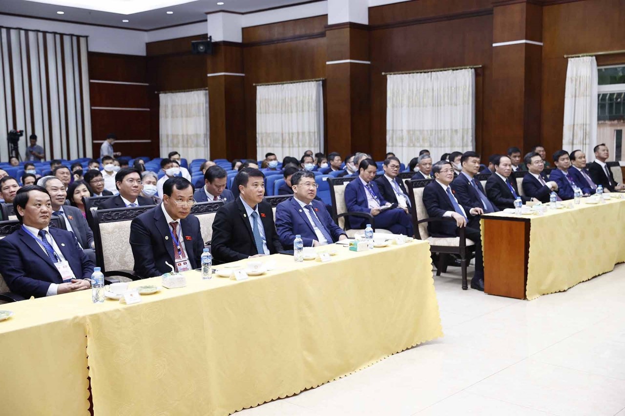 Chủ tịch Quốc hội Vương Đình Huệ gặp mặt cộng đồng người Việt Nam tại Lào