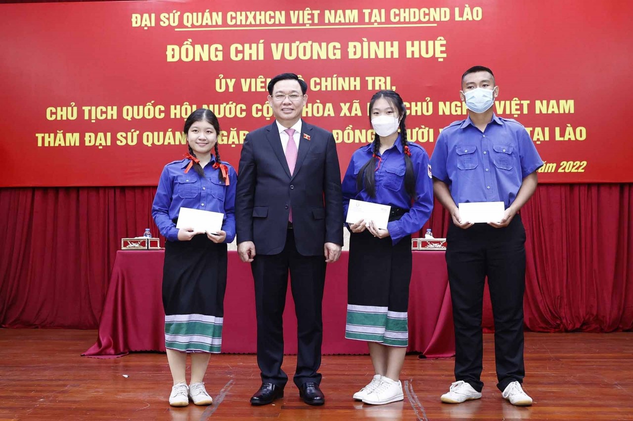 Chủ tịch Quốc hội Vương Đình Huệ gặp mặt cộng đồng người Việt Nam tại Lào