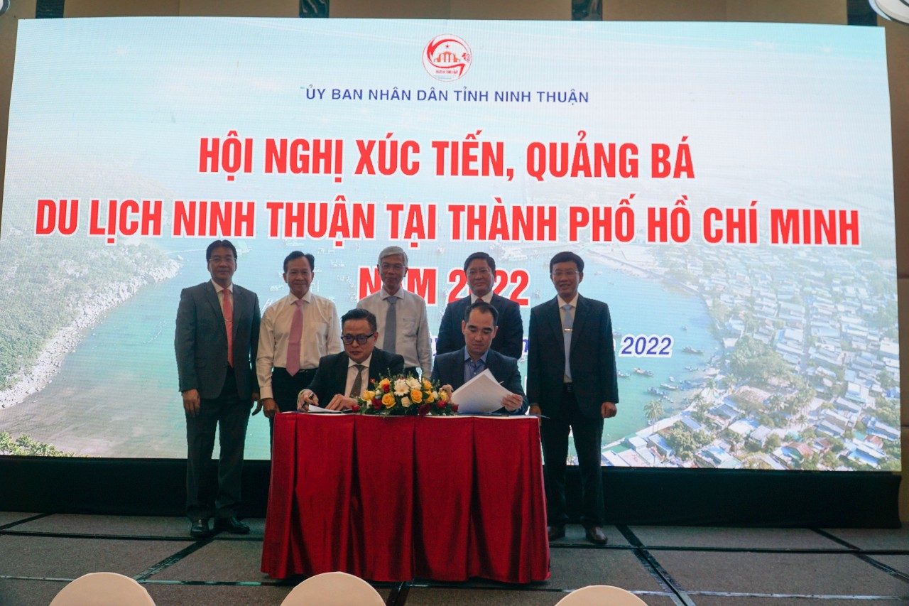 Hội Doanh nhân trẻ tỉnh Ninh Thuận ký kết hợp tác xúc tiến đầu tư và phát triển du lịch với Hội Doanh nhân trẻ TP. Hồ Chí Minh. (Ảnh: Báo Ninh Thuận)