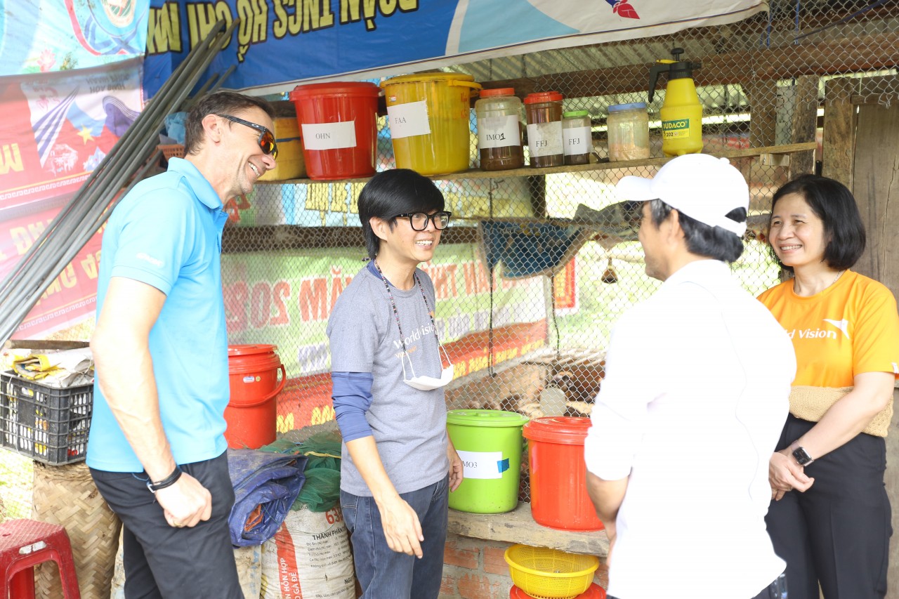 Lãnh đạo ADM và World Vision Việt Nam gặp gỡ người dân địa phương trong chuyến thăm hồi tháng 5/2022.