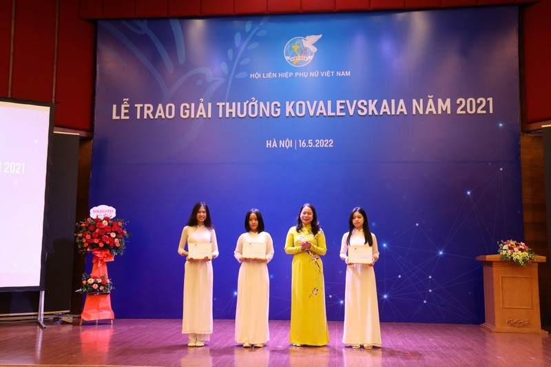 Phó Chủ tịch nước Võ Thị Ánh Xuân đã trao tặng học bổng cho 3 em nữ sinh chuyên Toán có thành tích học tập xuất sắc.