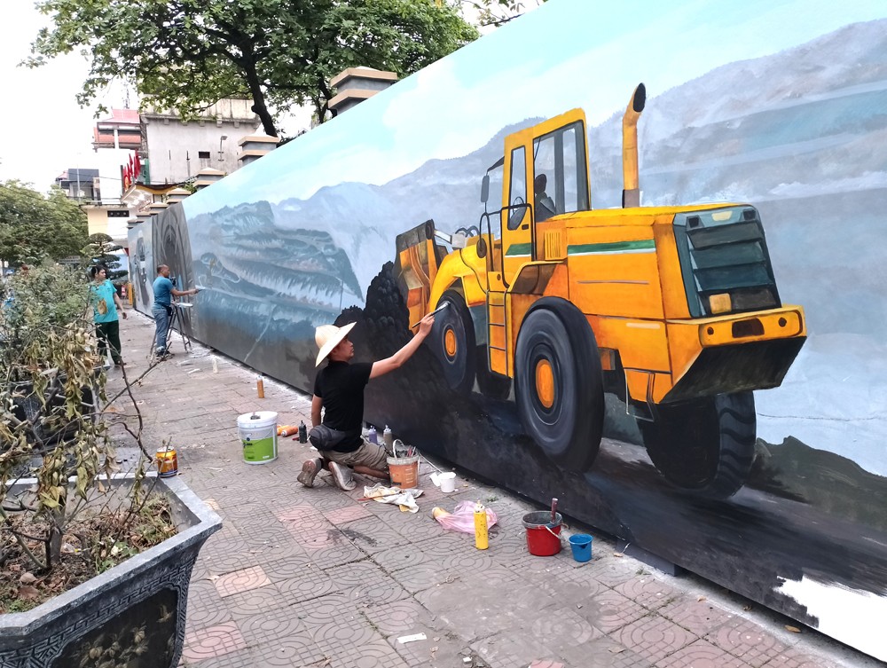 Hệ thống tranh tường ở phố đi bộ Cẩm Phả đều mang nội dung về thợ mỏ và vùng than. (Ảnh: Báo Quảng Ninh)