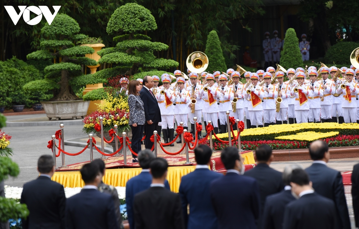 Chủ tịch nước chủ trì lễ đón và hội đàm với Tổng thống Hy Lạp tại Hà Nội Chủ tịch nước Nguyễn Xuân Phúc và Tổng thống Hy Lạp Katerina Sakellaropoulou trên bục danh dự. Quân nhạc cử quốc thiều hai nước. Đoàn đại biểu cấp cao tháp tùng Tổng thống Hy Lạp gồm: Thứ trưởng Bộ Ngoại giao Andreas Katsaniotis; Đại sứ Đặc mệnh toàn quyền Hy Lạp tại Việt Nam Georgios Stylianopoulos; Đại sứ Athanasios Ioannou, Cục trưởng Cục châu Á và Đại dương, Bộ Ngoại giao Hy Lạp; Đại sứ Maria Solomou, Vụ trưởng Vụ Đối ngoại, Văn phòng Tổng thống; ông Ilias Natsios, Vụ trưởng Văn phòng riêng của Tổng thống; ông Ioannis Sarantopoulos, Thiếu tướng, Tư lệnh Cảnh vệ; ông Christodoulos Margartis, Tham tán đại sứ quán, Vụ trưởng Văn phòng Thứ trưởng ngoại giao; ông Dimitrios Papadimitriou, Trung tá, sĩ quan phụ tá của Tổng thống.