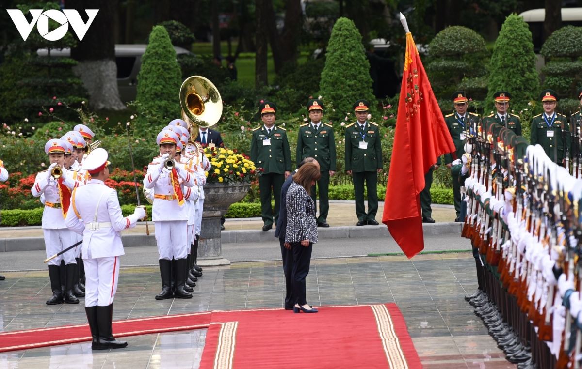 Chủ tịch nước chủ trì lễ đón và hội đàm với Tổng thống Hy Lạp tại Hà Nội Chủ tịch nước Nguyễn Xuân Phúc và Tổng thống Hy Lạp Katerina Sakellaropoulou cúi chào quốc kỳ hai nước.