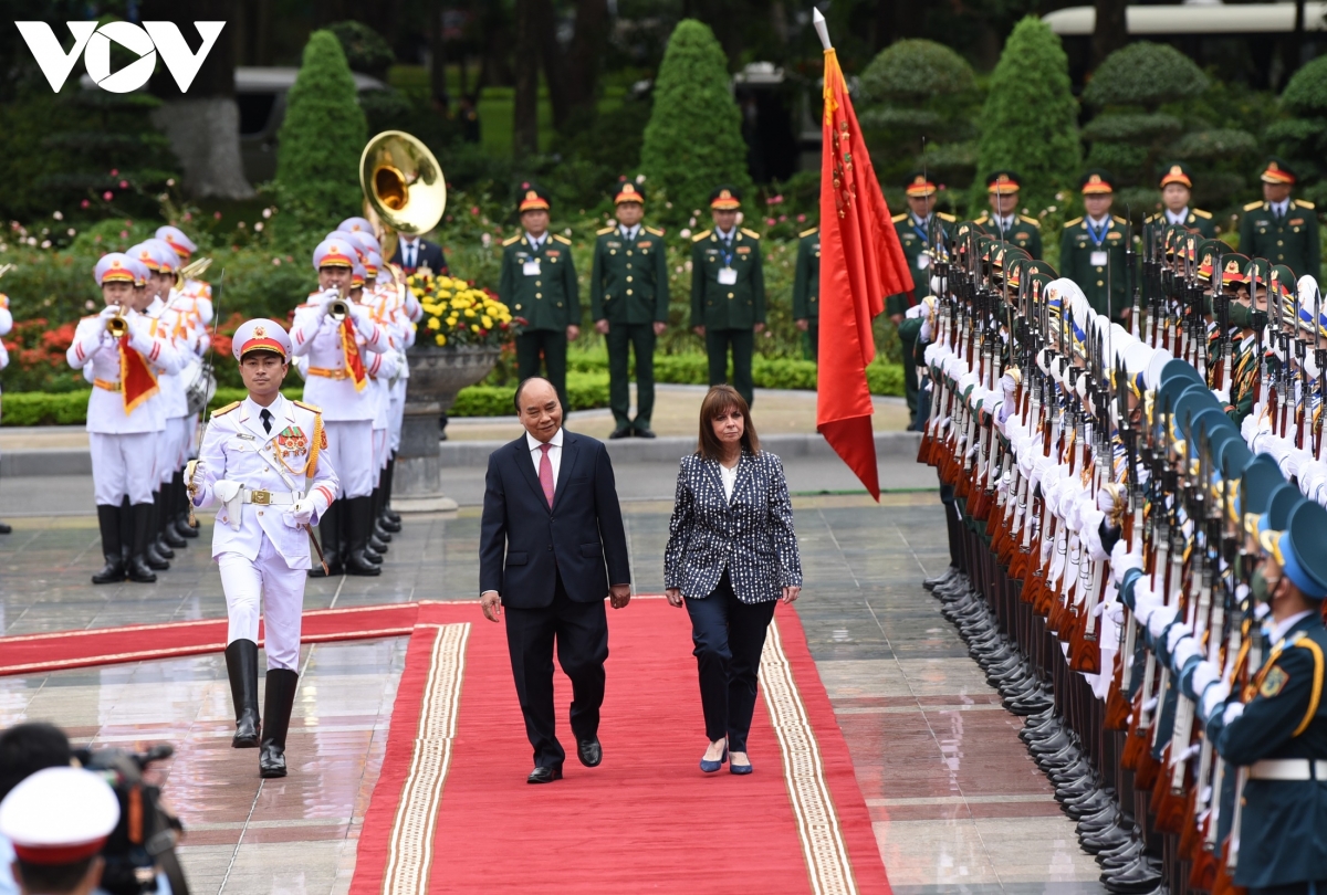Chủ tịch nước chủ trì lễ đón và hội đàm với Tổng thống Hy Lạp tại Hà Nội Chủ tịch nước Nguyễn Xuân Phúc và Tổng thống Hy Lạp Katerina Sakellaropoulou duyệt đội danh dự Quân đội Nhân dân Việt Nam.