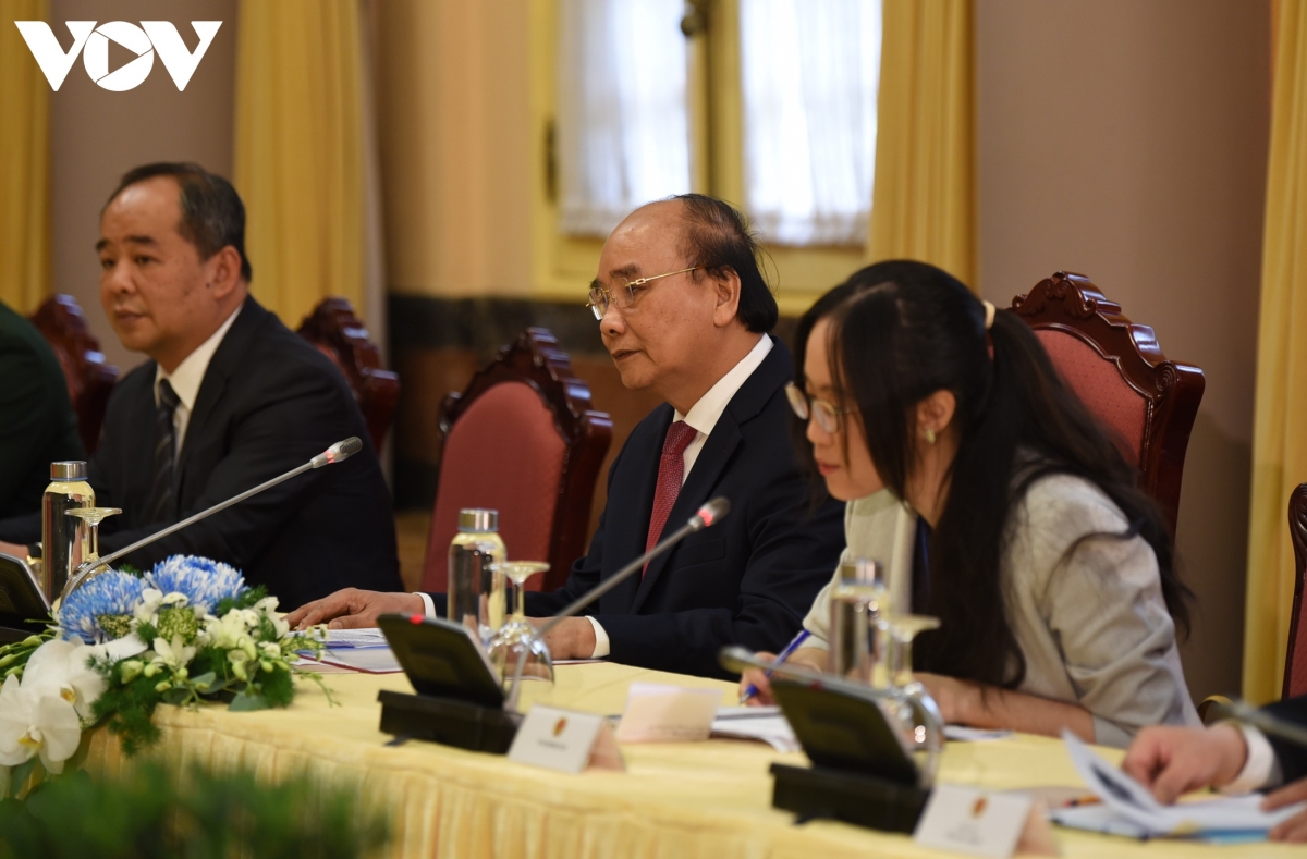 Chủ tịch nước Nguyễn Xuân Phúc chào mừng Tổng thống Hy Lạp Katerina Sakellaropoulou tới thăm và làm việc tại Việt Nam. Chủ tịch nước cho biết, mối quan hệ giữa Việt Nam - Hy Lạp đang trên đà phát triển. Chủ tịch nước cũng nhắc lại việc Hy Lạp đã viện trợ cho Việt Nam 250.000 liều vaccine ngay vào thời điểm đại dịch đang bùng phát mạnh và hy vọng mối quan hệ ngoại giao giữa hai nước sẽ ngày một phát triển tốt đẹp.