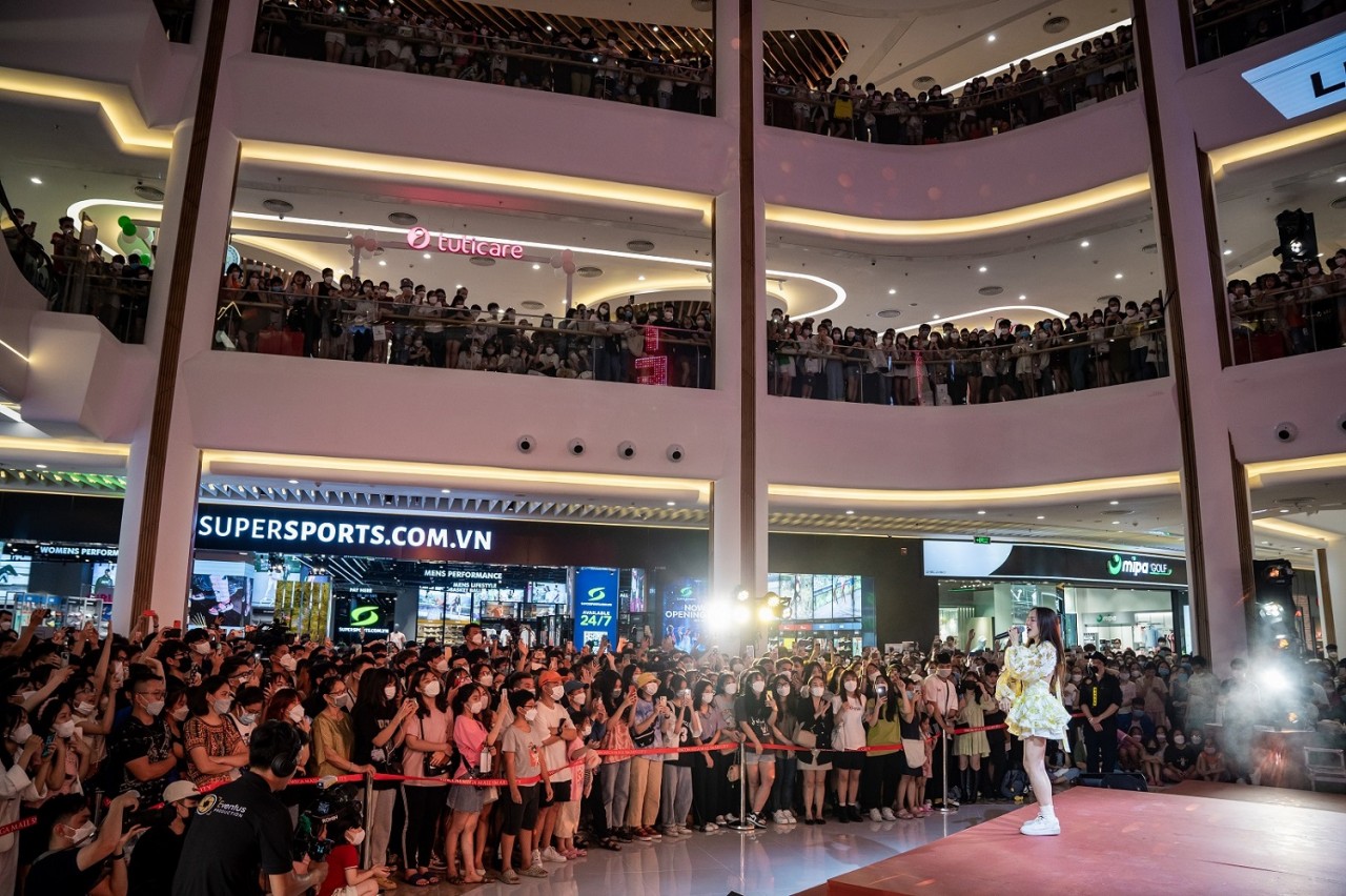 Trải nghiệm cuối tuần cực “chill” cùng dàn sao trẻ V-pop tại Vincom Mega Mall Smart City