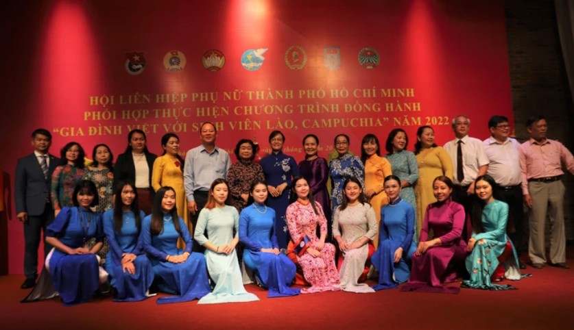 Những chiếc áo dài vun đắp tình hữu nghị