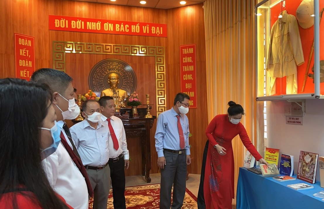 TP Hồ Chí Minh: Xây dựng Chú thích ảnh