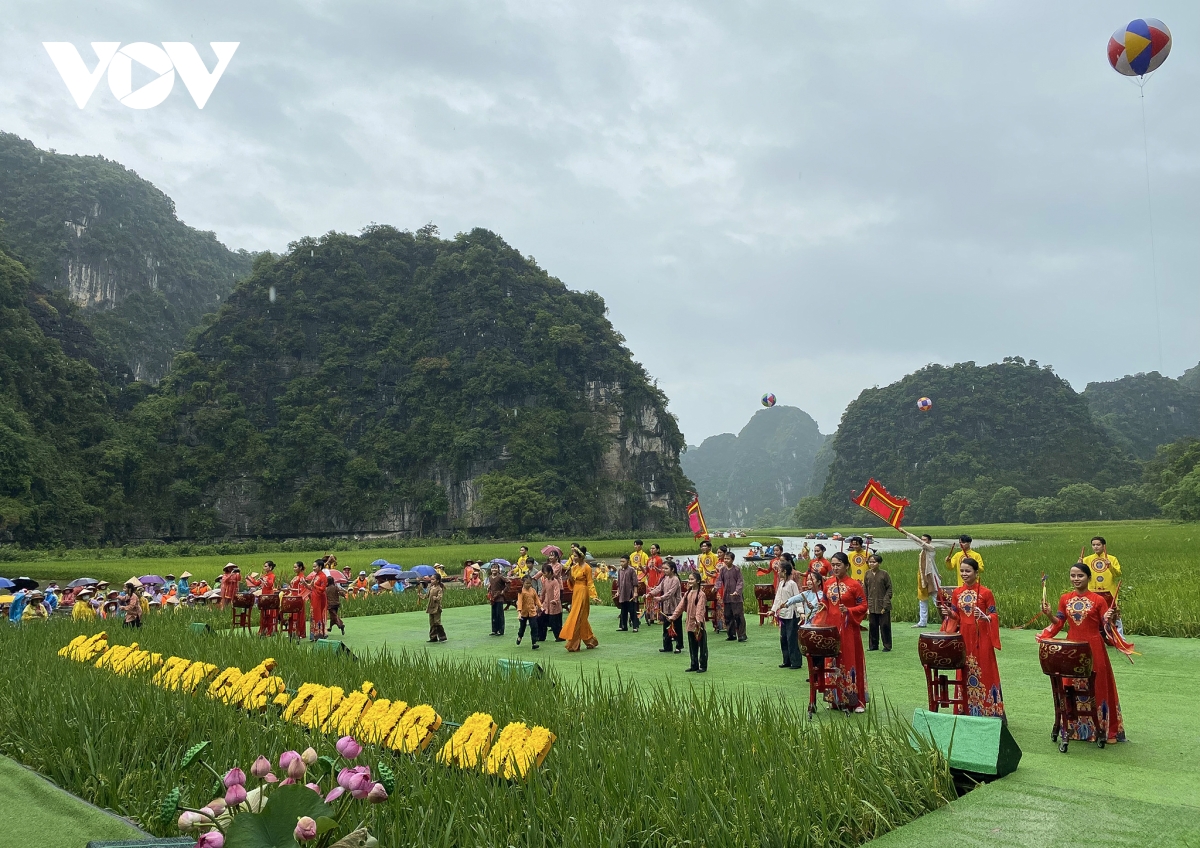 Hàng nghìn du khách đội mưa ngắm lúa trong ngày khai hội 