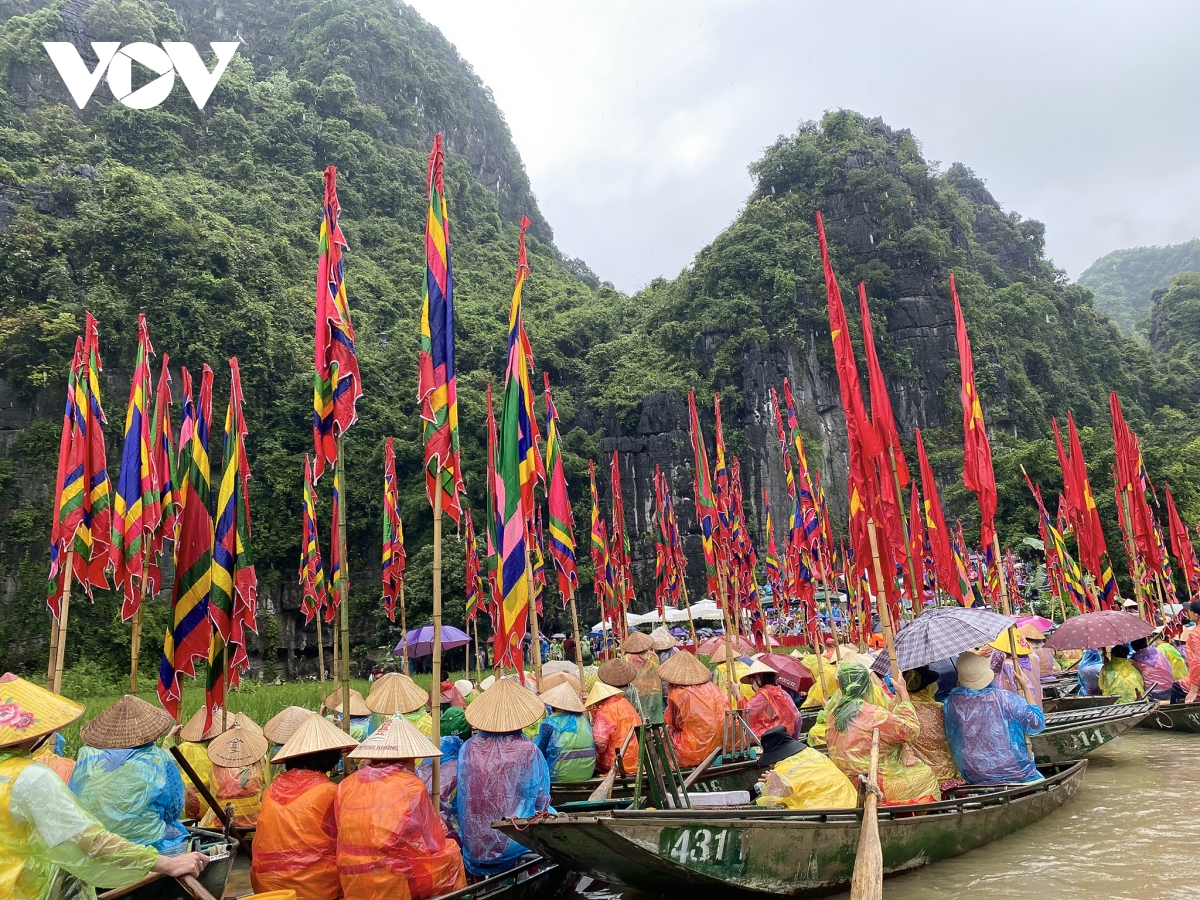 Hàng nghìn du khách đội mưa ngắm lúa trong ngày khai hội 