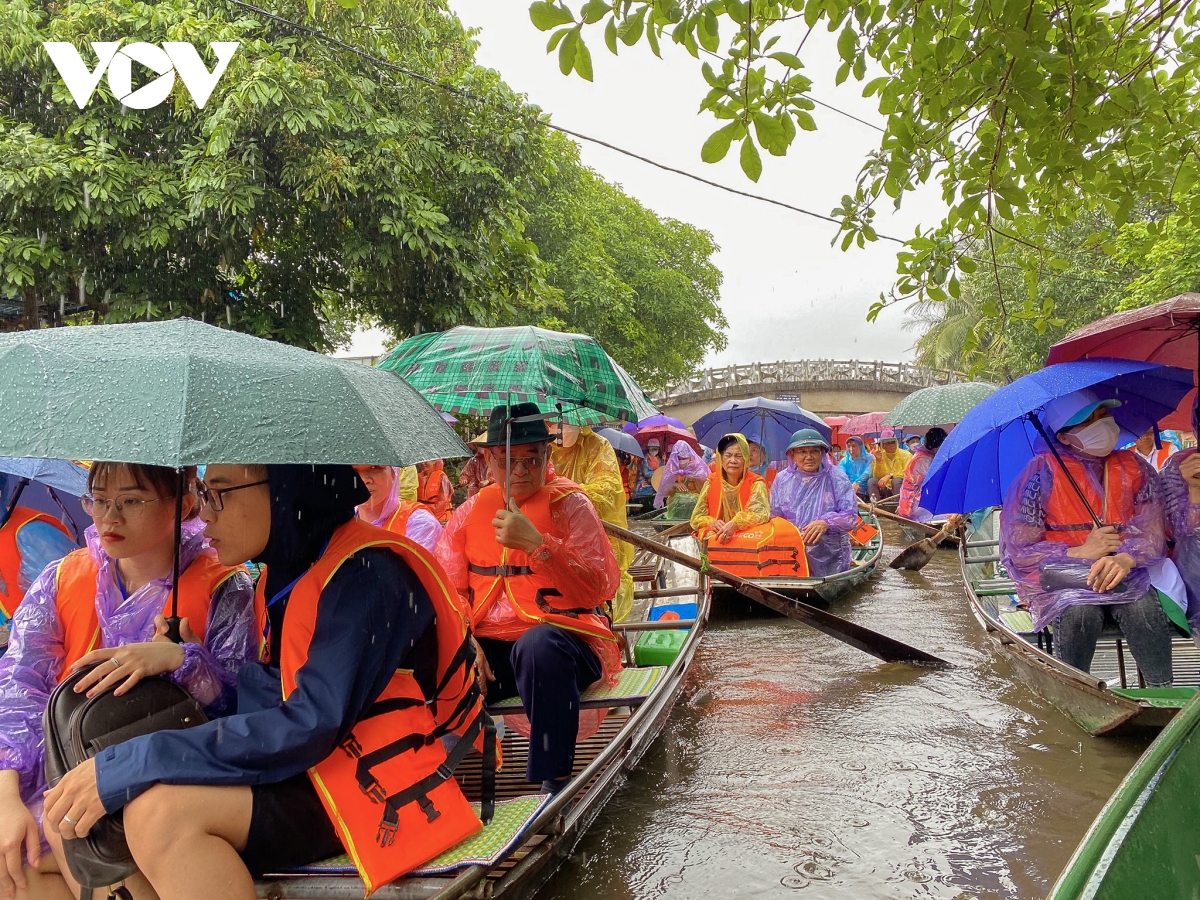Hàng nghìn du khách đội mưa ngắm lúa trong ngày khai hội 