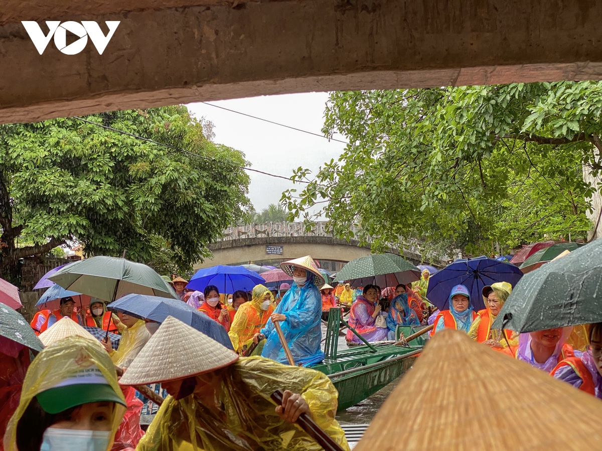 Hàng nghìn du khách đội mưa ngắm lúa trong ngày khai hội 