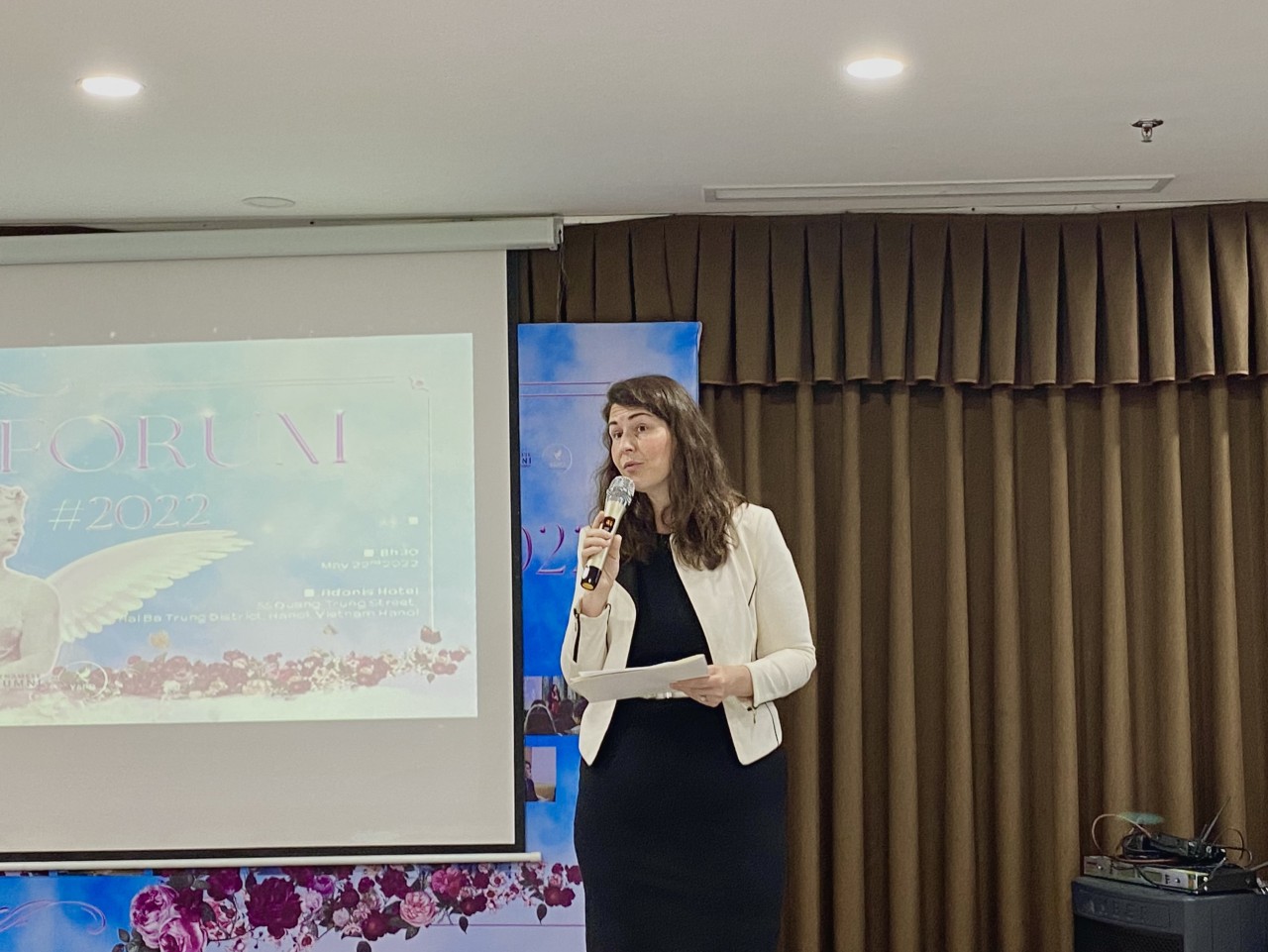 Bà Genevieve Judson-Jourdain, Phó Tùy viên Văn hóa, Đại sứ quán Hoa Kỳ tại Hà Nội phát biểu tại buổi lễ. Ảnh: Hạnh Trần