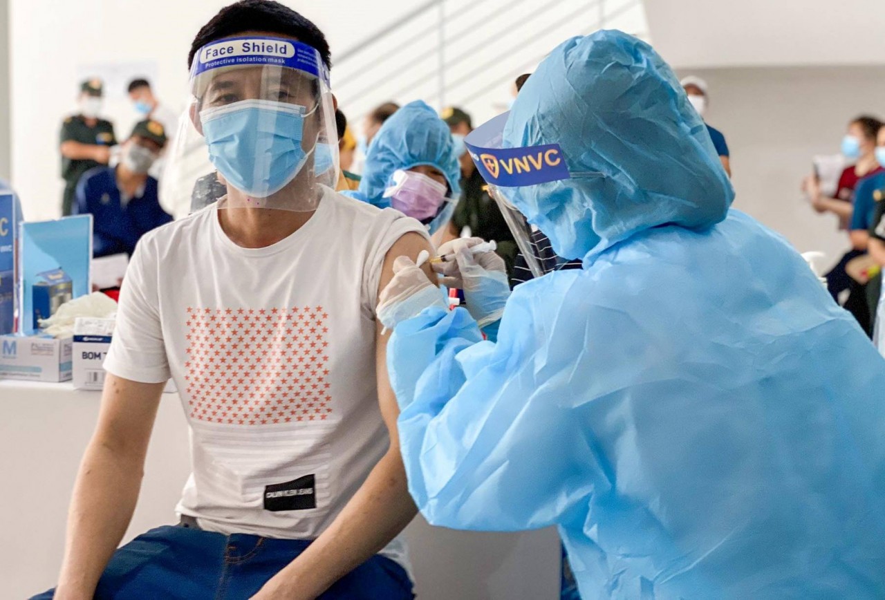 Rà soát, đẩy nhanh tiến độ tiêm vắc xin phòng Covid-19 mũi 3 cho người từ 18 tuổi trở lên. Ảnh minh họa