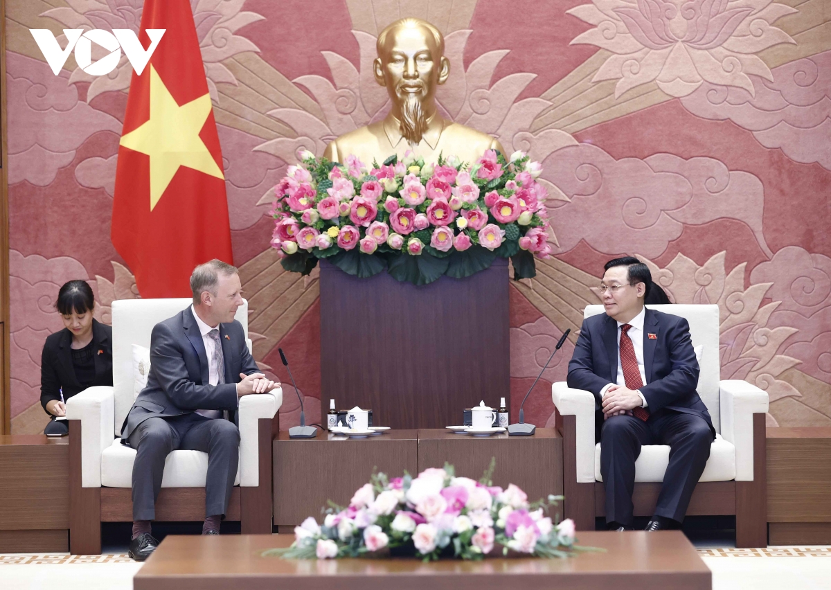 Chủ tịch Quốc hội Vương Đình Huệ tiếp Đại sứ Vương quốc Anh