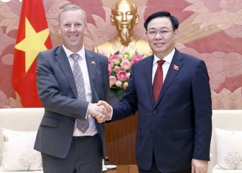 Chủ tịch Quốc hội Vương Đình Huệ tiếp Đại sứ Vương quốc Anh