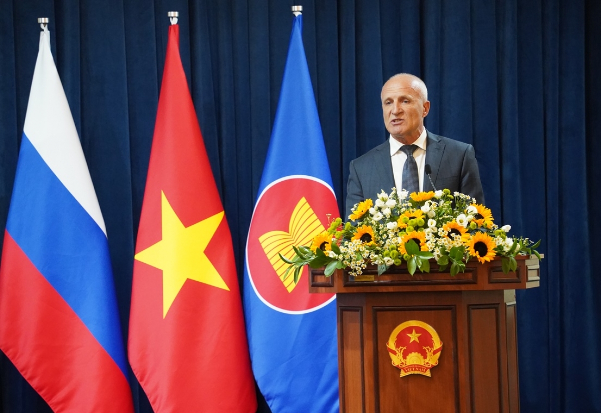 Ông Nikolai Sidelnikov - Giám đốc Viện Nghiên cứu khoa học dược liệu và tinh dầu Liên bang Nga phát biểu