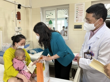 Phó Chủ tịch nước Võ Thị Ánh Xuân trao quà cho các bệnh nhi ung thư dịp Tết thiếu nhi