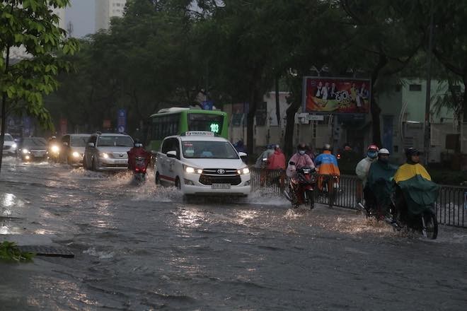 Chiều tối cả nước có mưa và dông. Ảnh minh họa