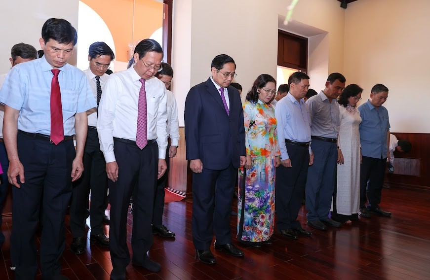 Thủ tướng dâng hương tưởng nhớ Chủ tịch Hồ Chí Minh, kỷ niệm 111 năm Ngày Người ra đi tìm đường cứu nước