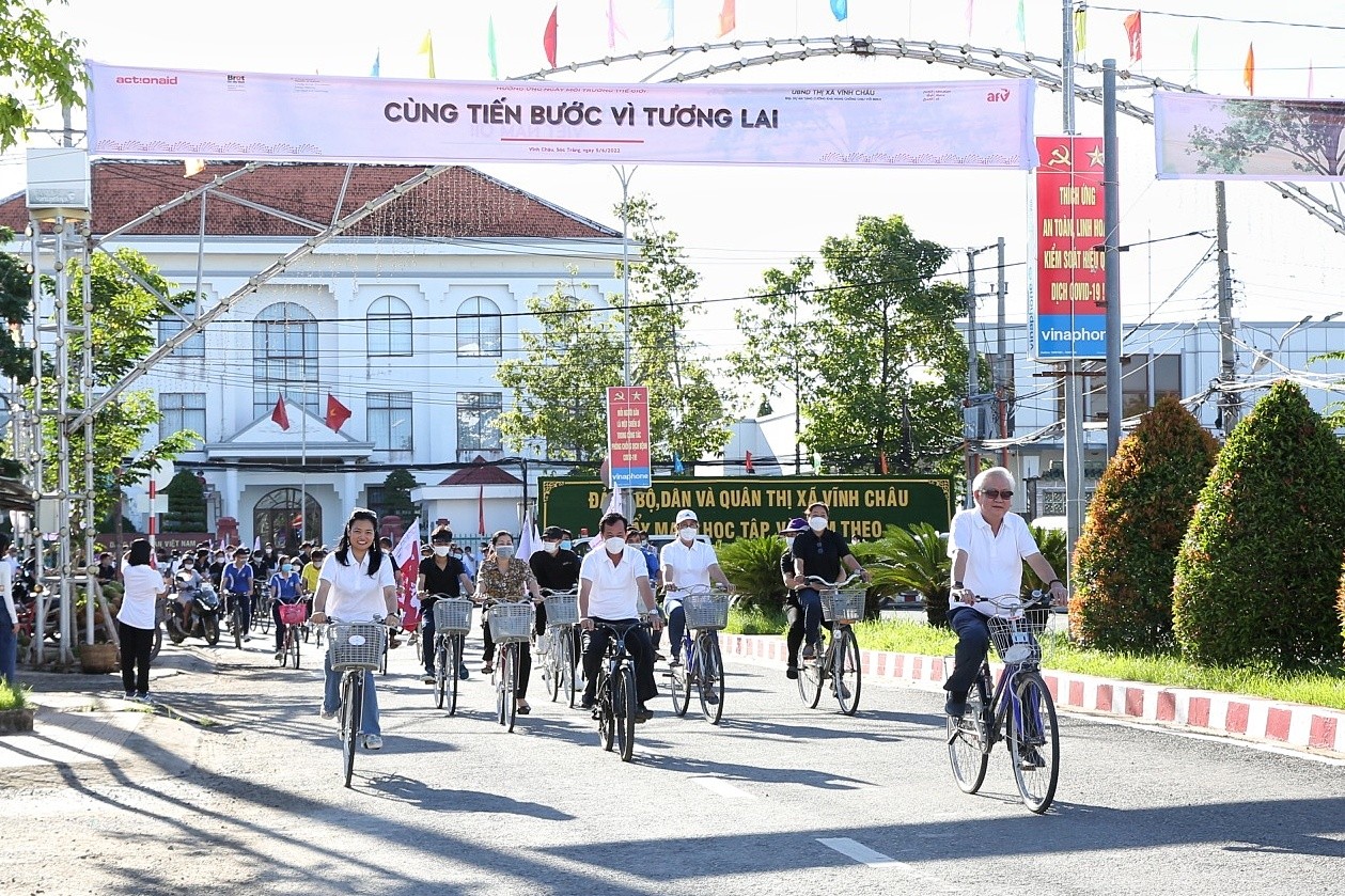 100 em học sinh Thị xã Vĩnh Châu cùng đại biểu, khách mời sự kiện tham gia đạp xe phát động Chiến dịch _Cùng bước vì tương lai_ 2022 nhân Ngày Môi trường Thế giới.