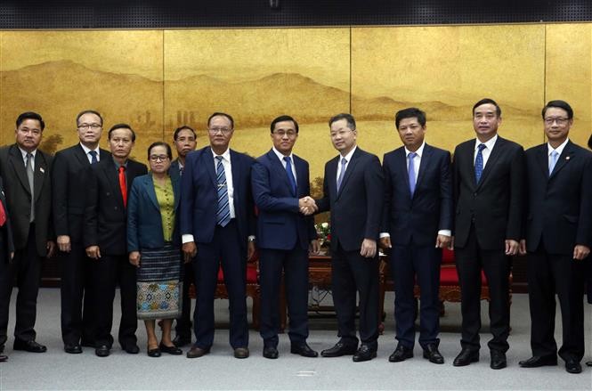 Đoàn đại biểu tỉnh Sekong (trái) và đại biểu thành phố Đà Nẵng. (Ảnh: Trần Lê Lâm/TTXVN)